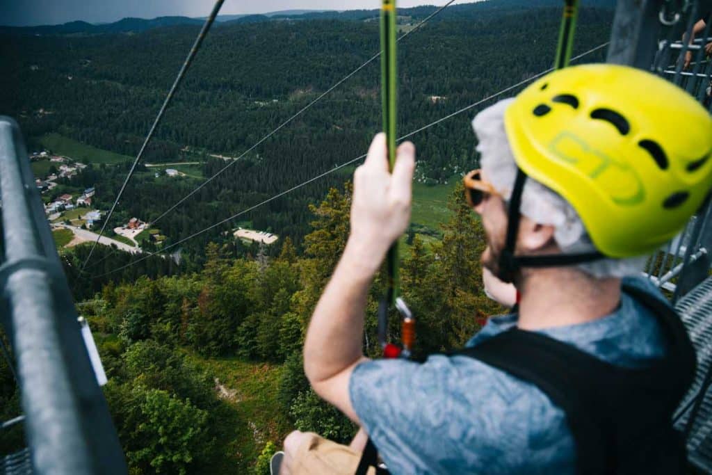 La tyrolienne des Monts du Jura la plus pendue de France. crédit photo : Clara FERRAND - blog Wildroad