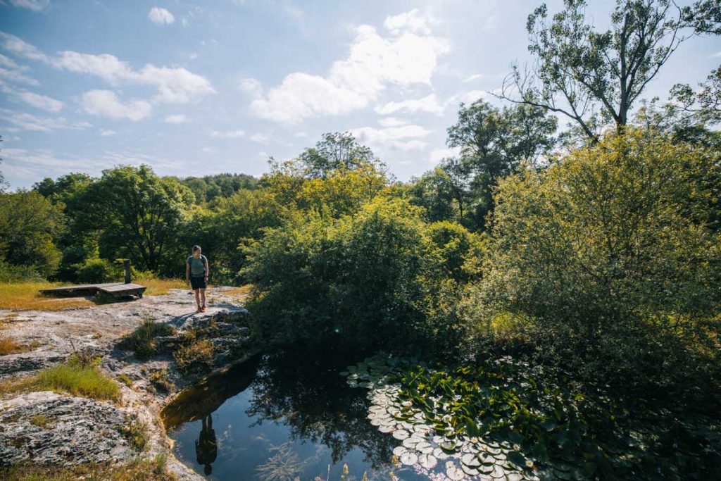 L'ouvre du Lac Sacré par le PNR des Causses du Quercy sur un itinéraire de randonnée. crédit photo : Clara FERRAND - blog Wildroad