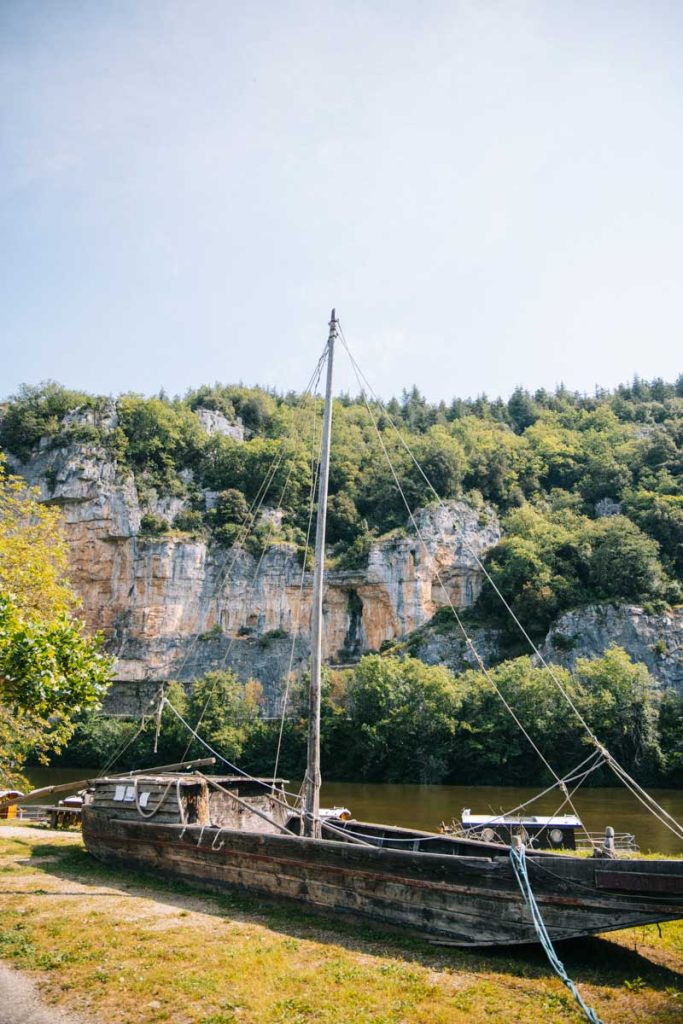 Une vieille Gabarres au port de Bouzies. crédit photo : Clara Ferrand - blog Wildroad 