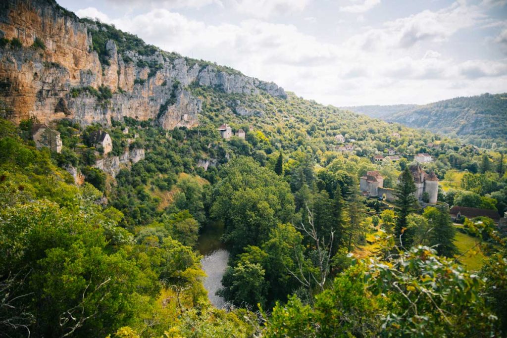 Le vieux-sauliac village troglodyte et la vallée du Célé. crédit photo : Clara FERRAND - blog Wildroad