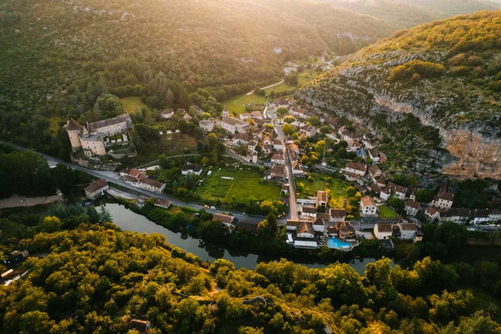 Le village de Cabrerets au coucher du soleil dans la vallée du Célé. crédit photo : Clara FERRAND -blog Wildroad