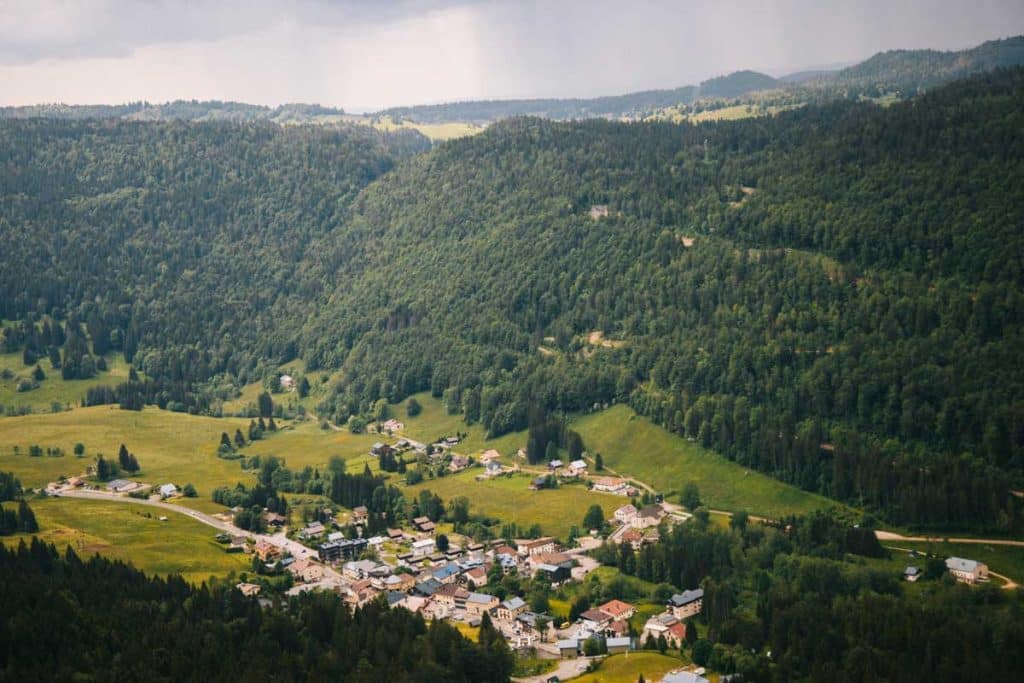 Le village de Bijoux dans le massif du Jura. crédit photo : Clara FERRAND - blog Wildroad
