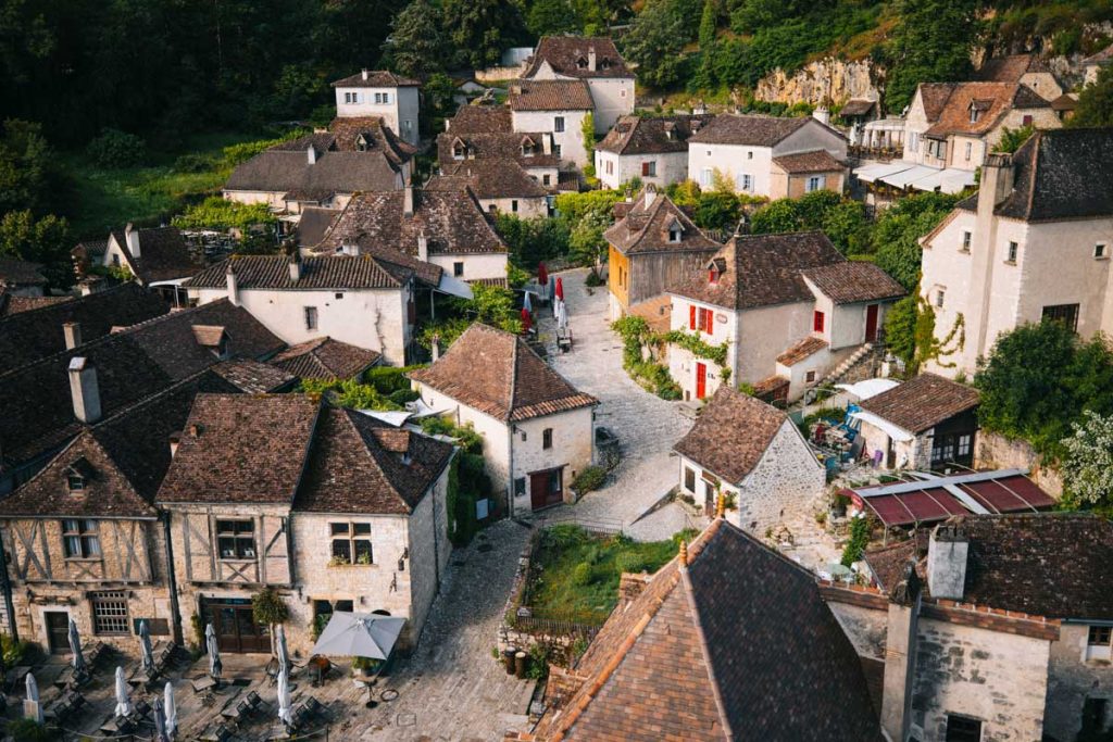 Un des plus beaux village de France : Saint-Cirq-Lapopie dans la vallée du Lot. crédit photo : Clara FERRAND - blog Wildroad 