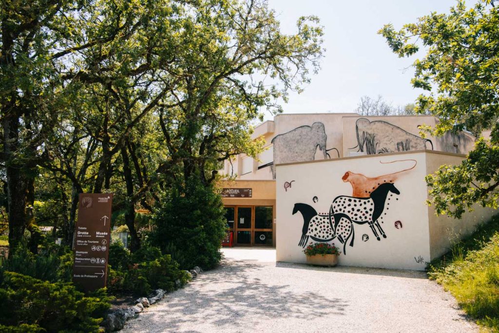 Visiter la grotte préhistorique du Pech Merle en Occitanie. crédit photo : Clara FERRAND - blog Wildroad