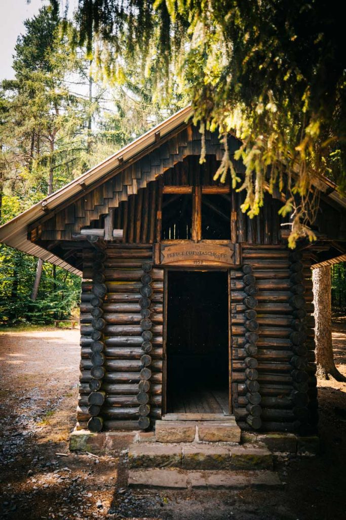 Abris entretenus par le club vosgien dans le massif des Vosges. crédit photo : Clara ferrand - blog Wildroad