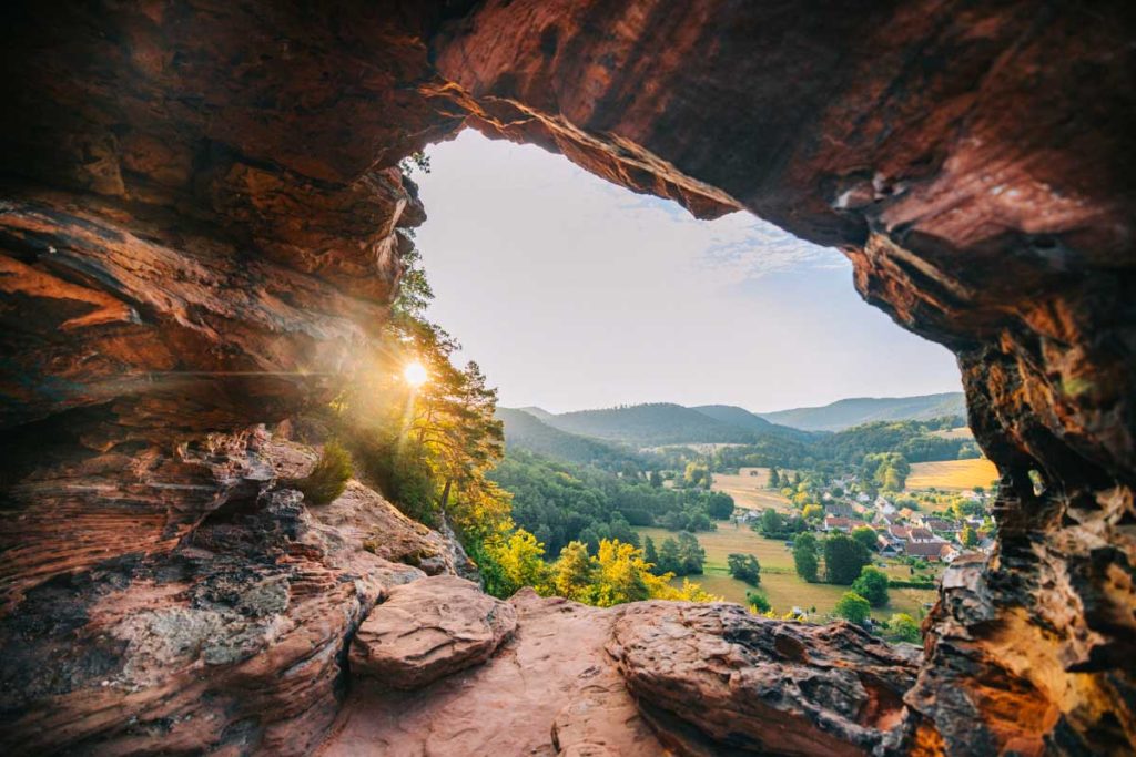 L'arche en grès rose du village d'Obersteinbach dans le massif des vosges. crédit photo : Clara Ferrand - blog Wildroad