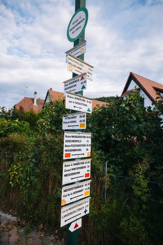 Le balisage du club vosgien pour le trek du gr53 dans le village d'Obersteinbach. crédit photo : Clara Ferrand - blog Wildroad