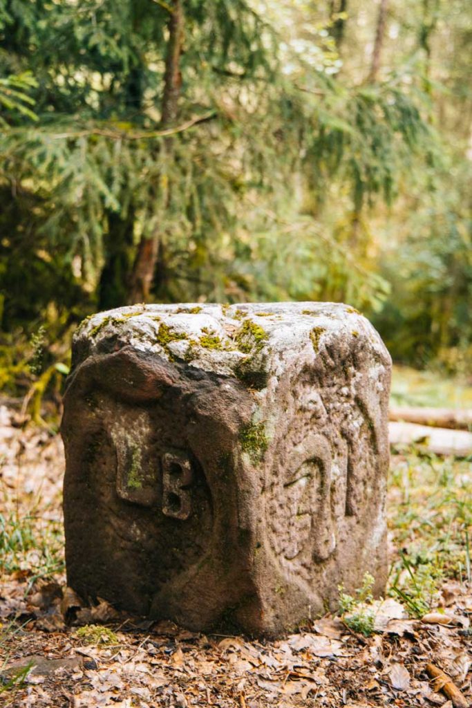 La borne triangulaire cadastrale sur le GR53. crédit photo : Clara Ferrand - blog Wildroad