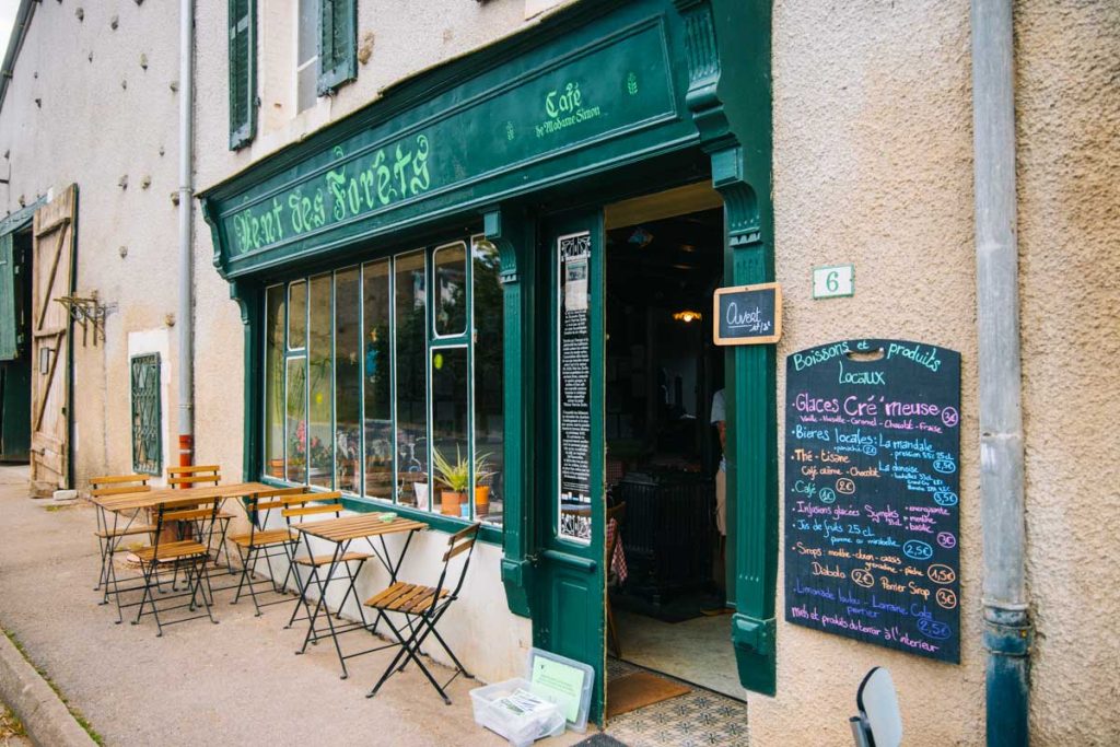 Le café de Madame Simone QG du Vent des Forêt dans la Meuse. crédit photo : Clara Ferrand - blog Wildroad