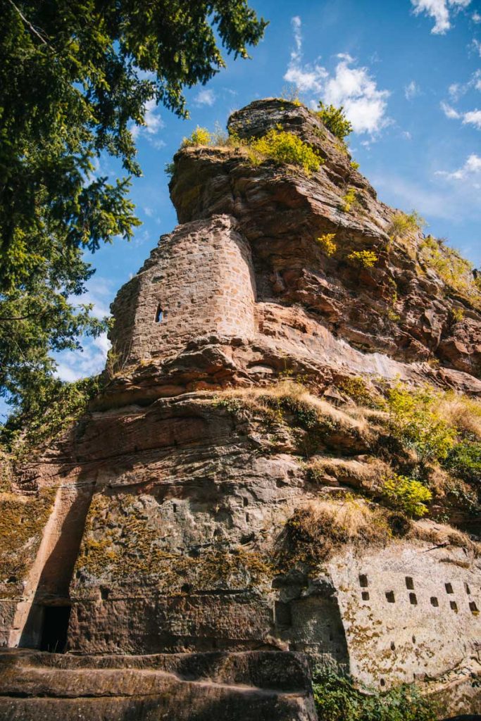 Le château du Froensbourg sur le sentier de randonnée du gr53. crédit photo : clara Ferrand - blog Wildroad