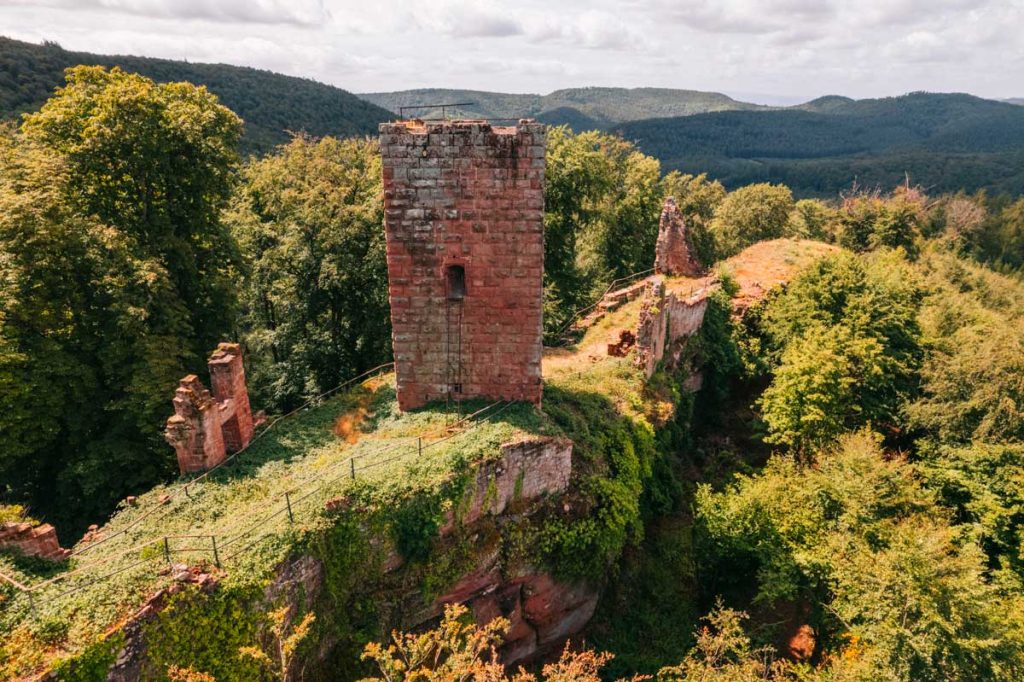 Le donjon roman du chateau du Grand Arnsbourg. crédit photo : Clara Ferrand - blog Wildroad