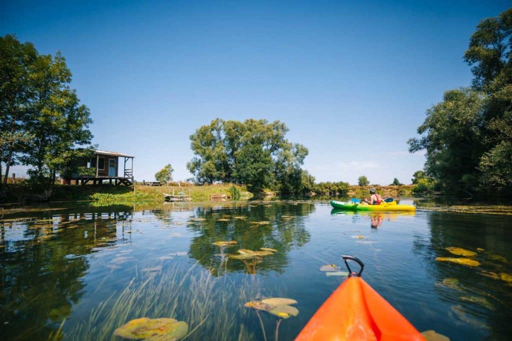 Les prestataire pour louer son canoë dans la Meuse. crédit photo : Clara Ferrand - blog Wildroad