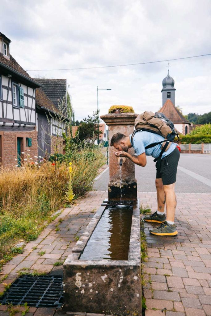 Les fontaines du village d'Obersteinbach dans les Vosges du nord sur le gr53. crédit photo : Clara Ferrand -blog Wildroad