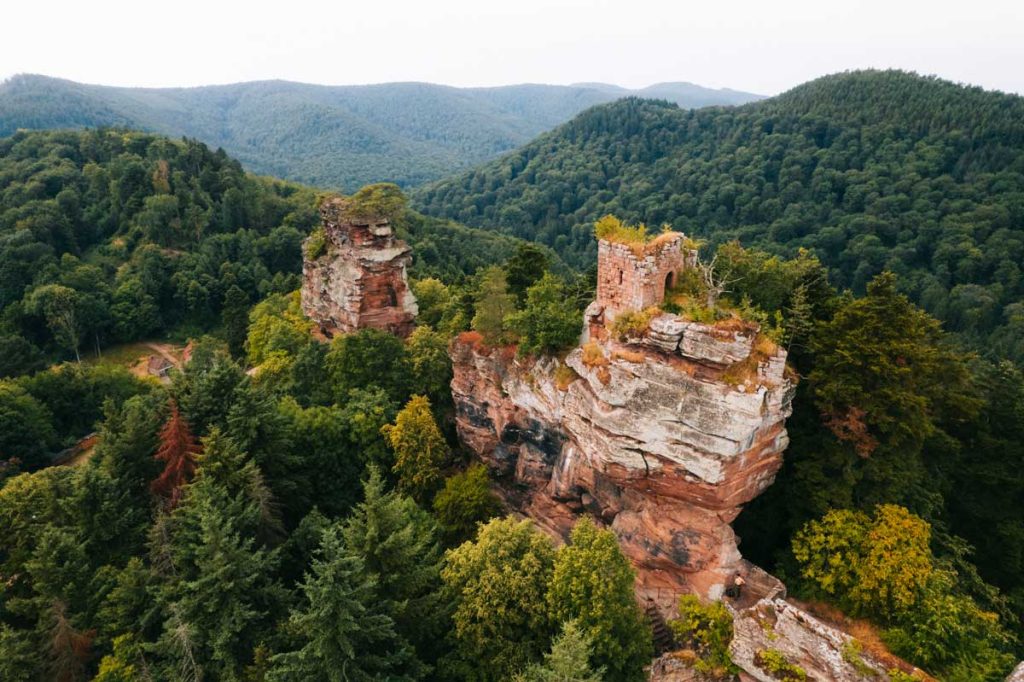 Sur le sentier du gr53 : le château du vieux Windstein. crédit photo : Clara Ferrand - blog Wildroad
