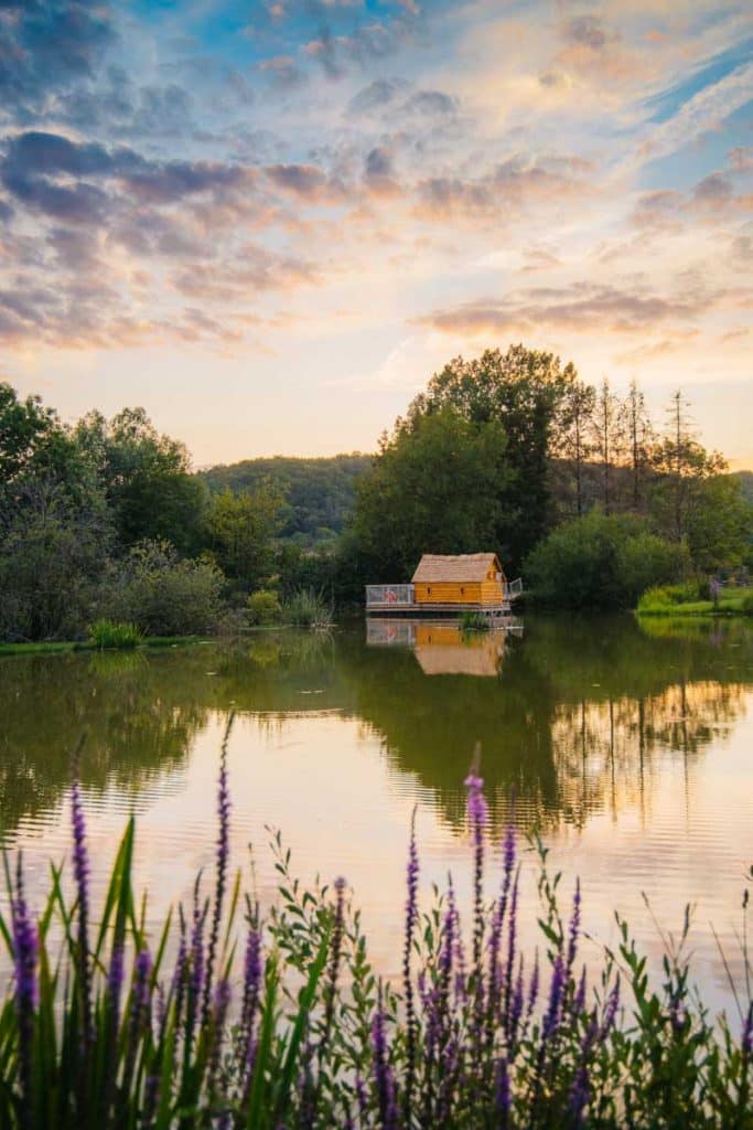 Hébergement insolite dans la Meuse : les cabanes flottantes de Givrauval. crédit photo : Clara Ferrand - blog Wildroad