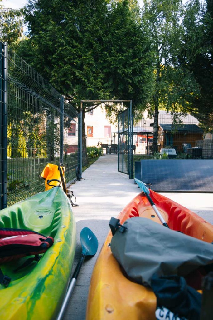 Où sécuriser son canoë au bord de la Meuse : hébergement adapté pour son séjour.  crédit photo : Clara Ferrand - blog Wildroad