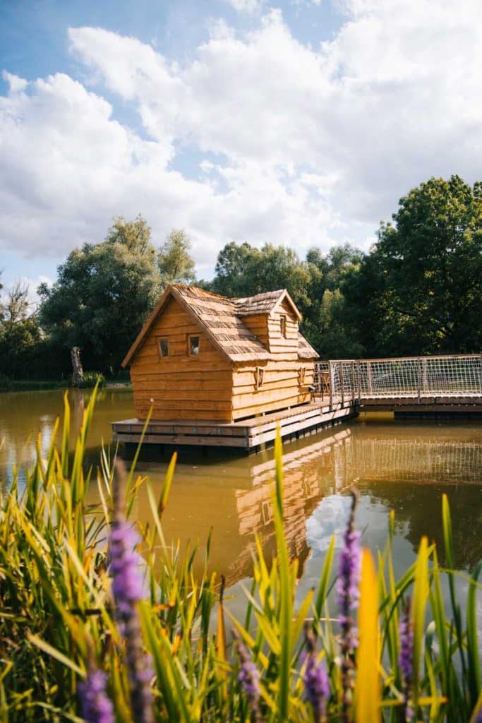 Où dormir dans la Meuse pour un séjour en amoureux : les cabanes flottantes de Givrauval. crédit photo : Clara Ferrand - blog Wildroad