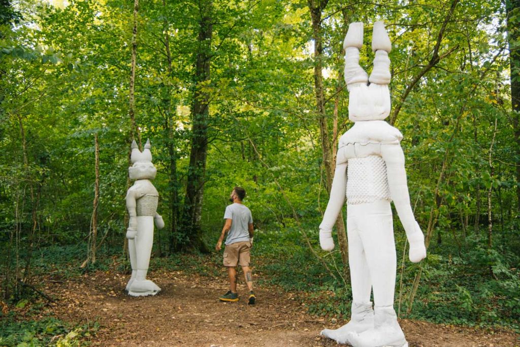 Balades entre les oeuvres d'art du Vent des forêts. crédit photo : Clara Ferrand - blog Wildroad