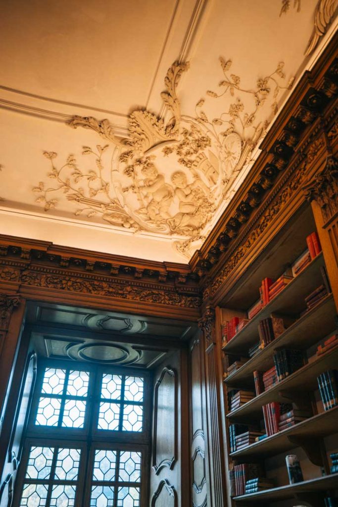Le plafond de l'anti-chambre de la bibliothèque bénédictine de Saint-Mihiel. crédit photo : Clara Ferrand - blog Wildroad