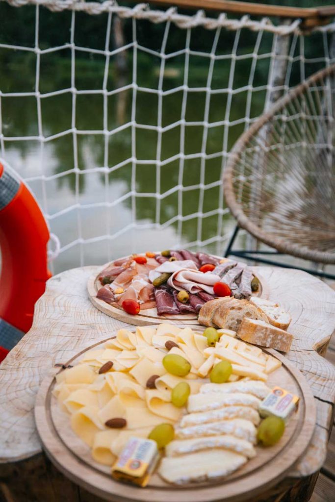 Le plateau dinatoire des cabanes flottantes. crédit photo : Clara Ferrand - blog WIldroad