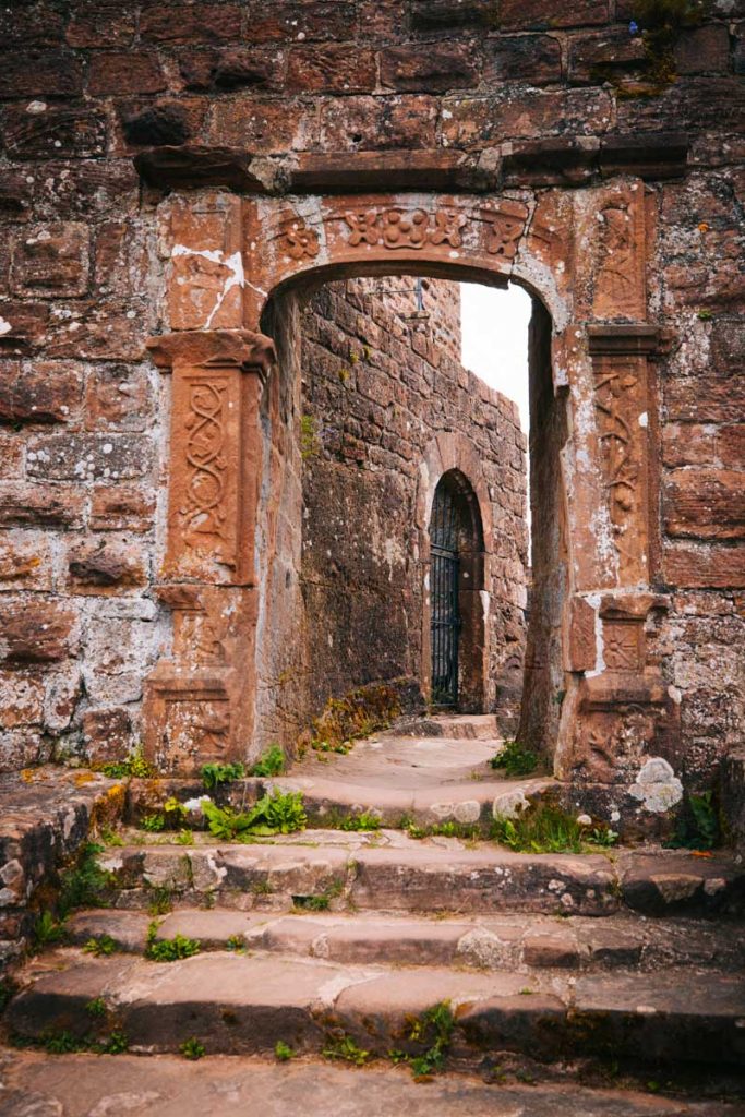 Un porte gres rose décoré au chateau Hohenbourg dans les vosges du Nord. crédit photo : Clara Ferrand - blog Wildroad