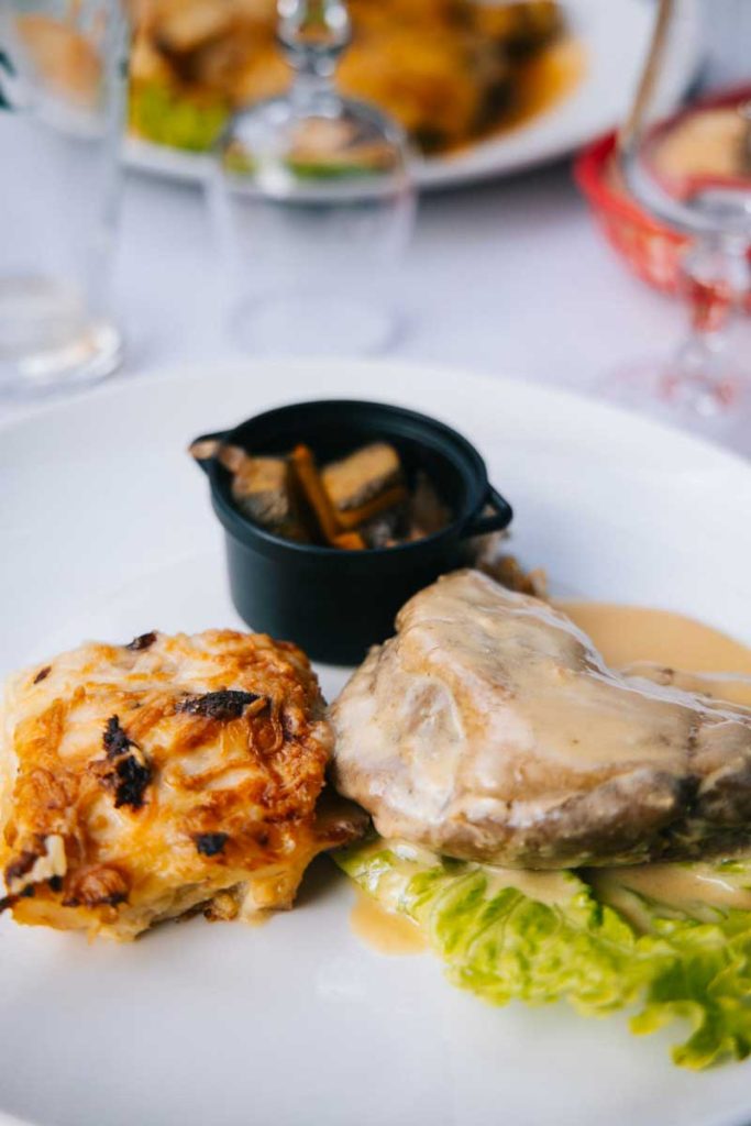 Le restaurant de la Table des Bons Père au bord de la Meuse. crédit photo : Clara Ferrand - blog Wildroad