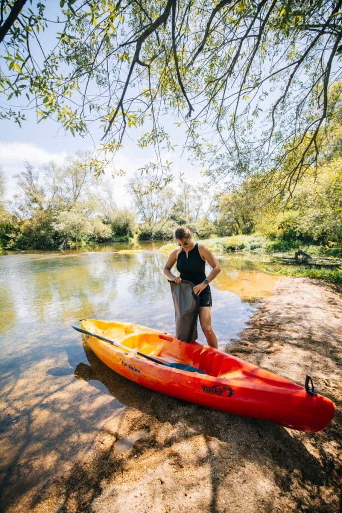 Équipement pour une aventure en canoë : les sacs étanches. crédit photo : Clara Ferrand - blog Wildroad