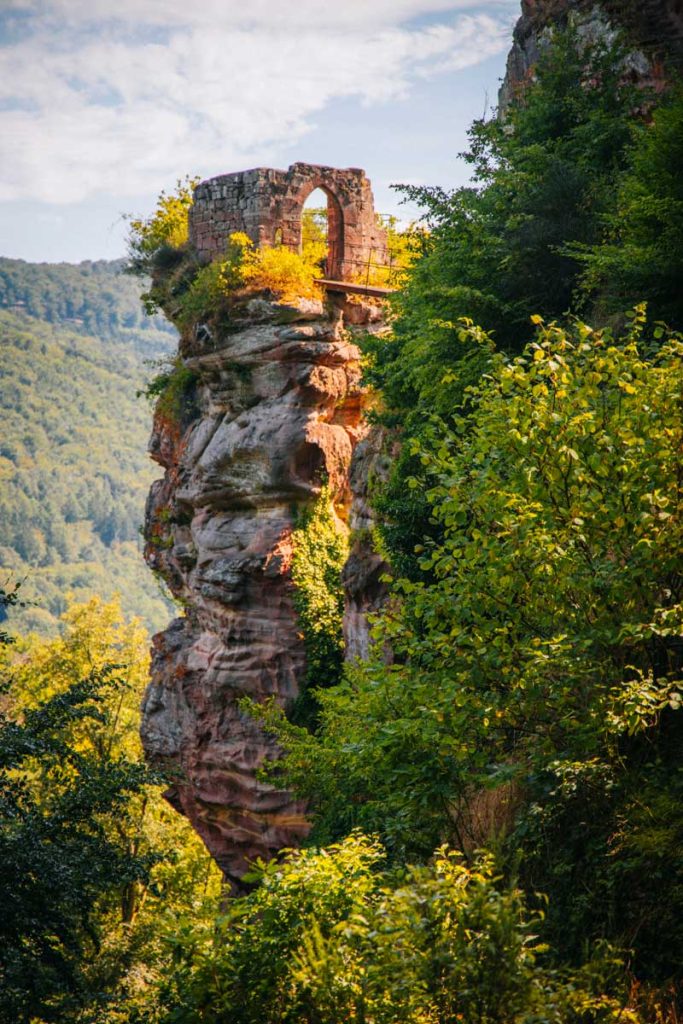 Le tour en grès rose du château Froensbourg dans les Vosges nord sur le gr53. crédit photo : Clara Ferrand - blog Wildroad