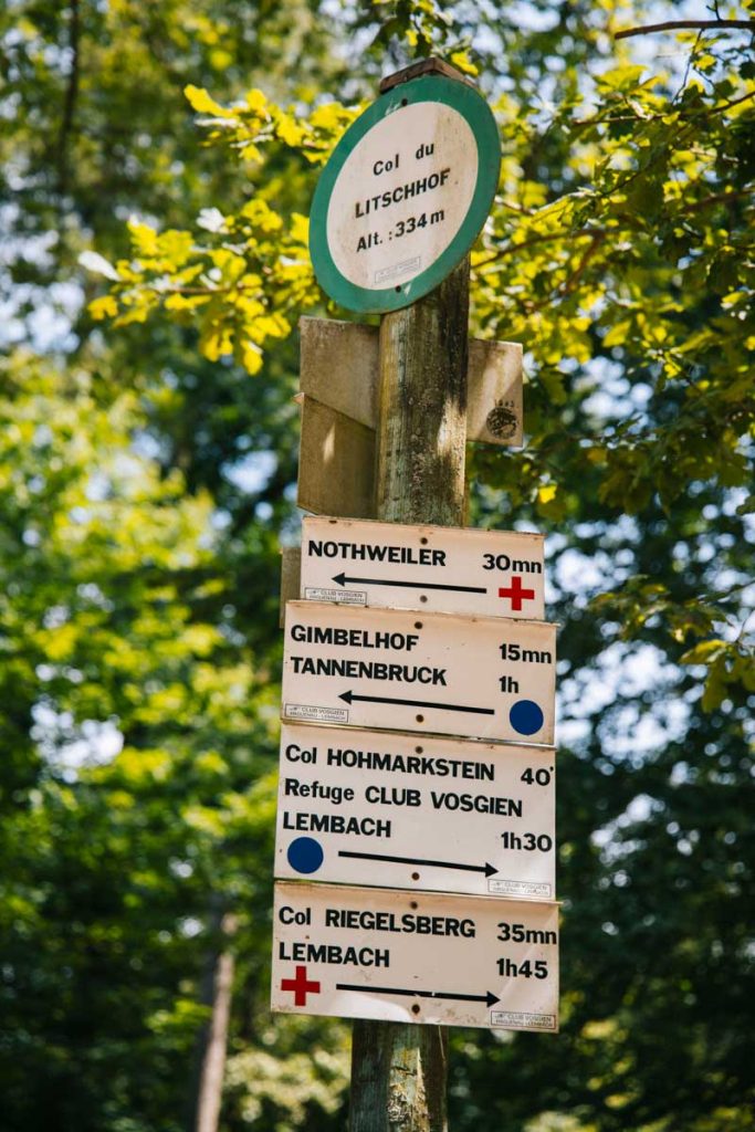 Le balisage du club vosgien pour se repérer en randonnée dans les vosges du Nord. credit photo : Clara Ferrand - blog Wildroad