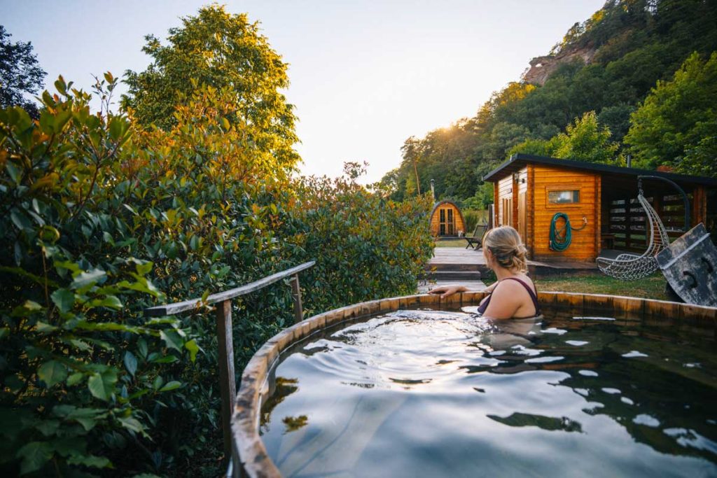 Le bain nordique avec vue sur l'arche en grès rose d'obersteinbach. crédit photo : Clara Ferrand - blog Wildroad