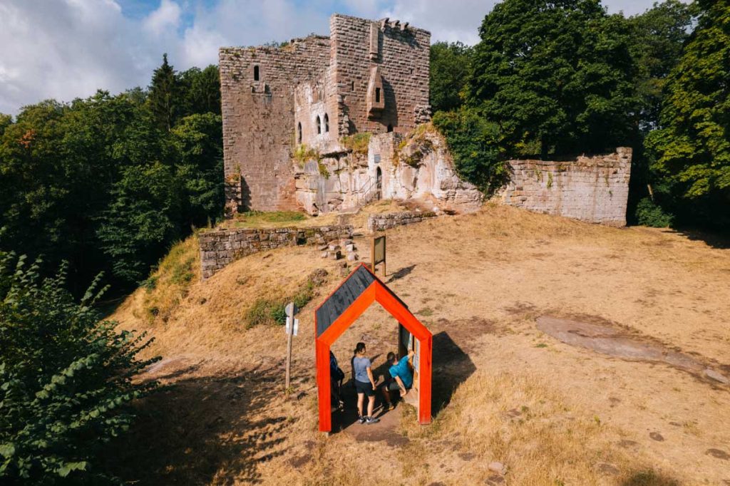 Une üte du massif des vosges et les ruines du chateau de la Wasenbourg. crédit photo : Clara Ferrand - blog Wildroad