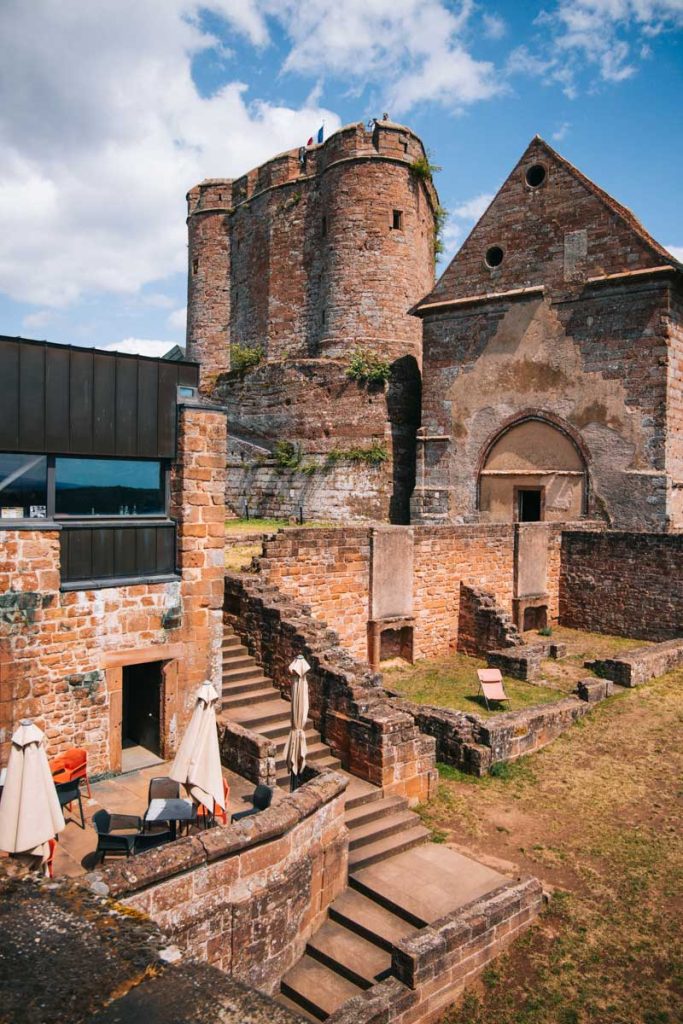 visiter le château médieval en grès rose du village de Lichtenberg sur le gr53. crédit photo : Clara ferrand - blog Wildroad