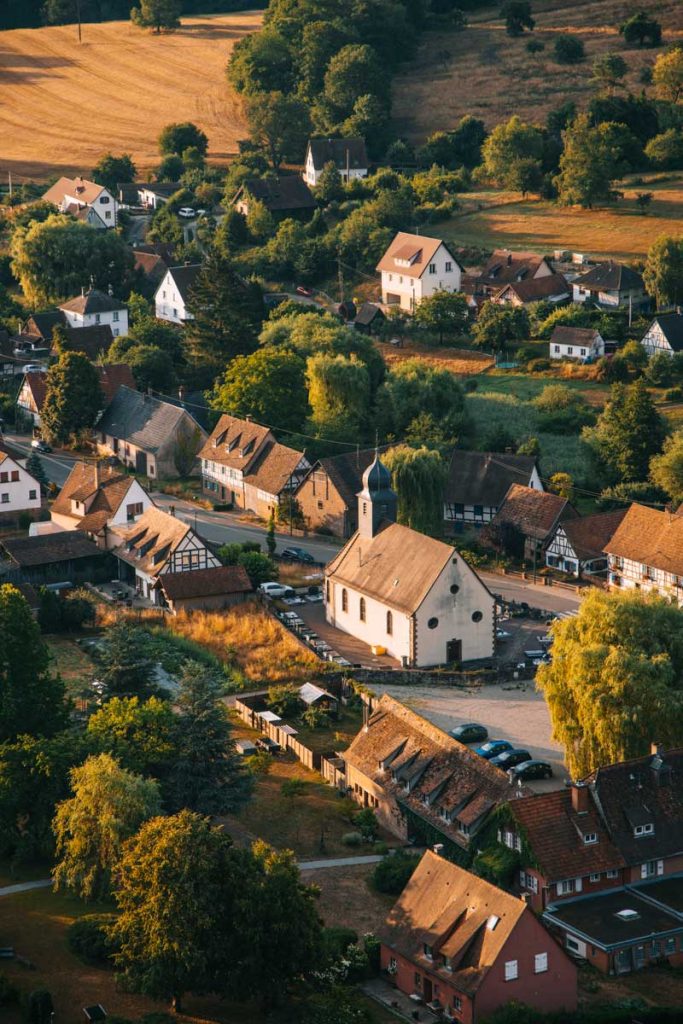 Le point de vue sur le village d'Obersteinbach depuis l'arche en grès rose. crédit photo : clara Ferrand - blog Wildroad
