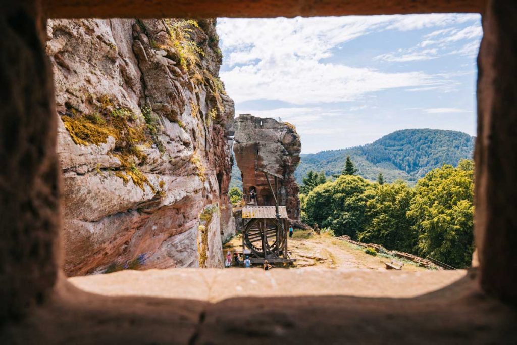 Visiter les vosges du nord et ses châteaux en grès rose : l'incontournable château du Fleckenstein. crédit photo : Clara Ferrand - blog Wildroad