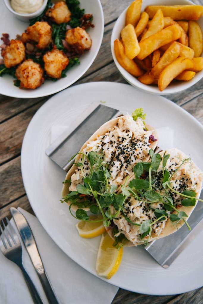 les incontournable tacos au crabe du Driftwood café sur la plage d'Archirondel. crédit photo : Clara Ferrand - blog Wildroad