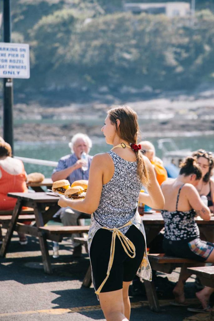 Goûter au burger du foodtruck the Hungry man dans le port de Rozel. crédit photo : Clara Ferrand - blog Wildroad