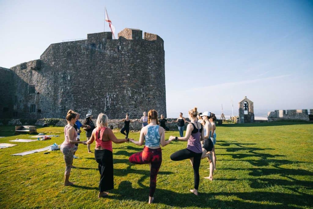 Participer à un cours de yoga collectif à Jersey dans la ville de Gorey. crédit photo : Clara Ferrand - blog Wildroad
