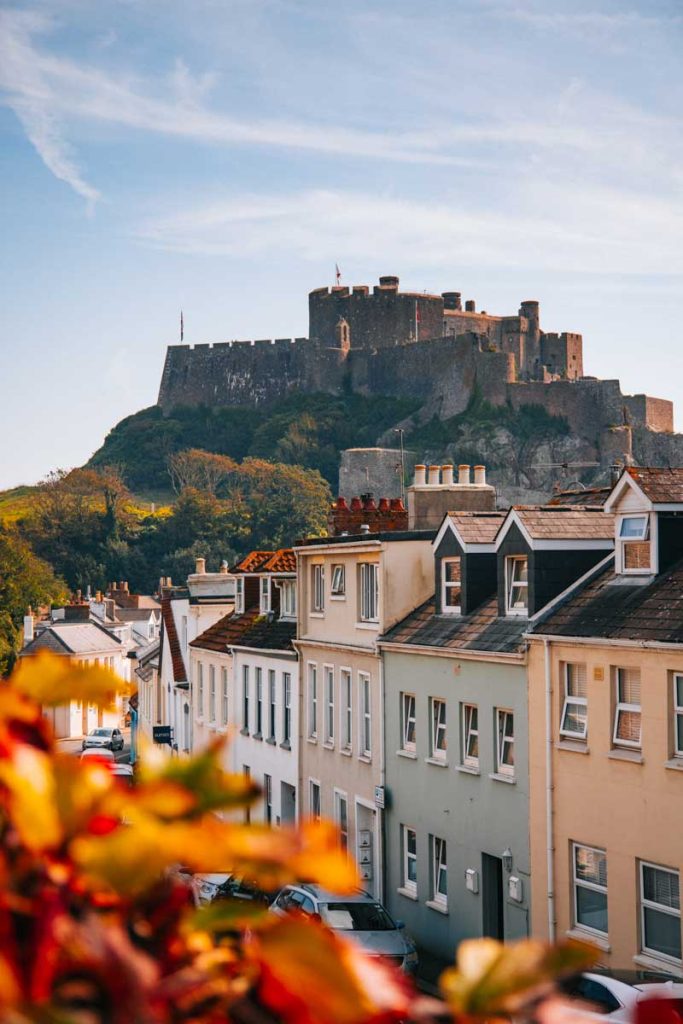 le village de pêcheur de Gorey et le château Mont Orgueil. crédit photo : Clara Ferrand - blog Wildroad