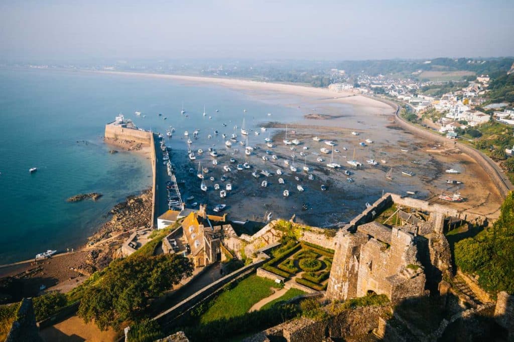 Le panorama sur Grouville bay depuis le chateau Mont Orgueil à Gorey. crédit photo : Clara Ferrand - blog Wildroad