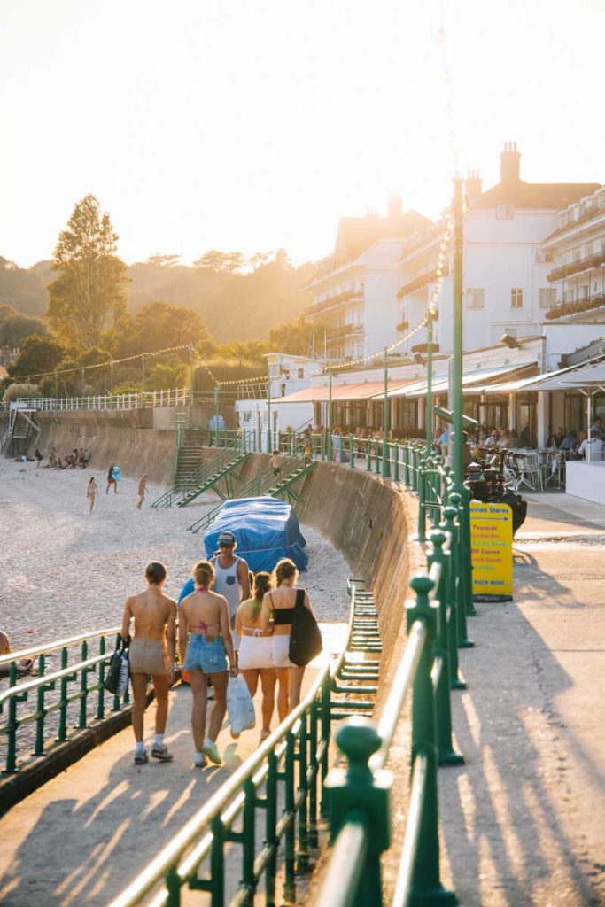 coucher de soleil sur la promenade de St Brelade's bay. crédit photo : Clara Ferrand - blog Wildroad