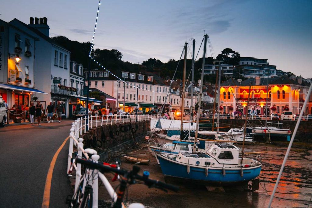 le port de pêche de Saint-Aubin et ses restaurants. crédit photo : Clara Ferrand - blog Wildroad