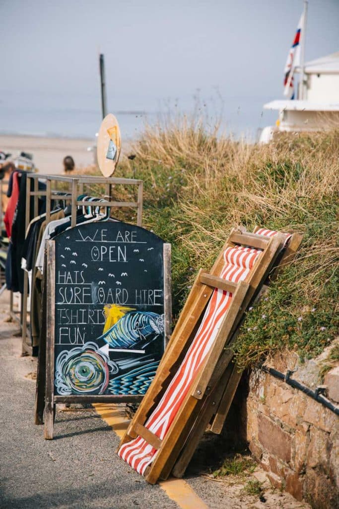 Prendre un cours de surf pour débutant à st-Ouen's Bay. crédit photo : Clara Ferrand - blog Wildroad