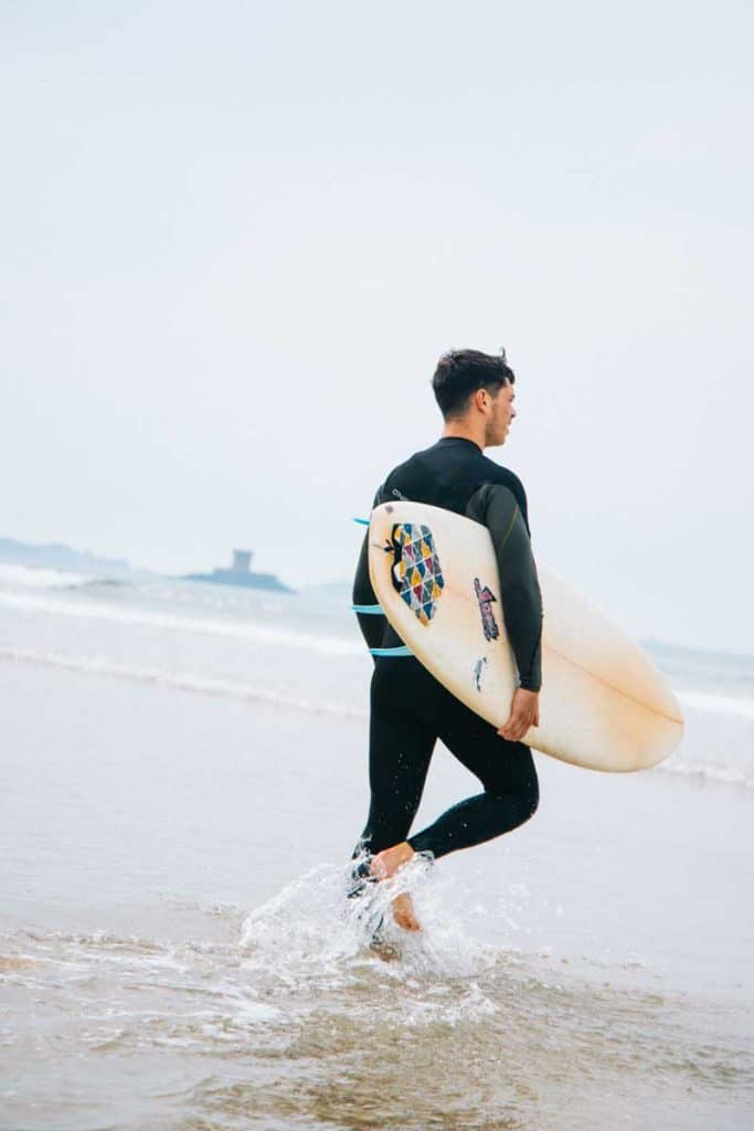 Cours de surf débutant dans la baie de St Ouen. crédit photo : Clara Ferrand - blog Wildroad