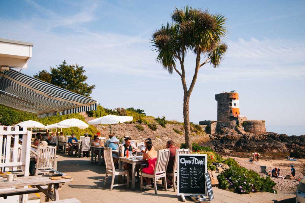 le café de Driftwood et la tour de Archirondel. crédit photo : Clara Ferrand - blog Wildroad
