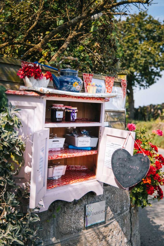 Les produits homemade en libre service dans une honesty box du bord de la route. crédit photo : Clara Ferrand - blog Wildroad