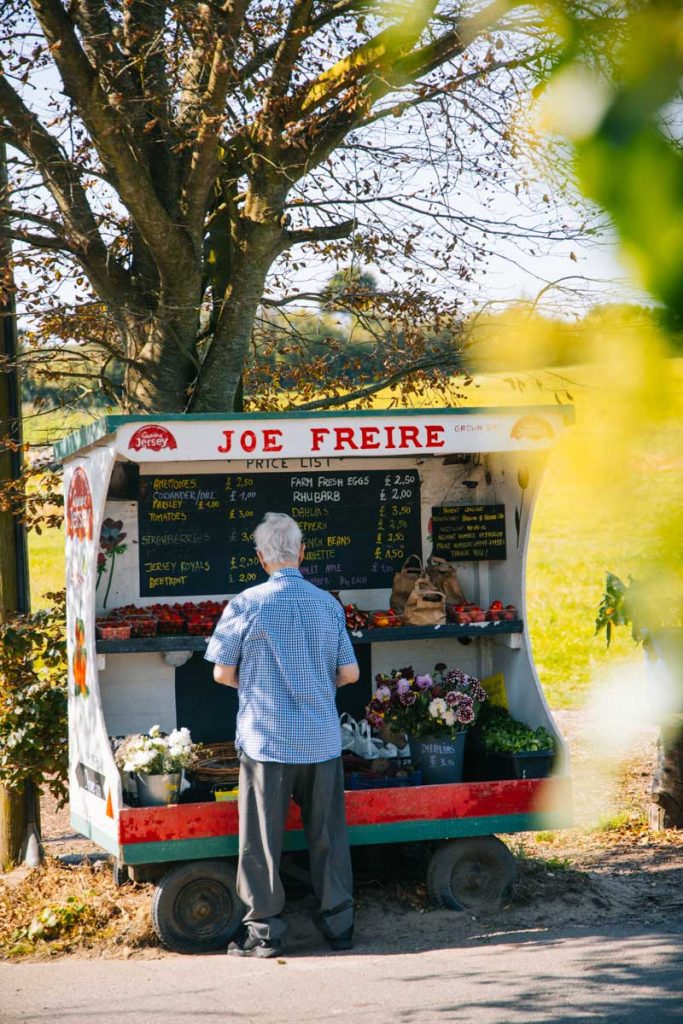 La roulotte de Joe Freire, une honesty box au milieu de l'île de Jersey. crédit photo : Clara Ferrand - blog Wildroad