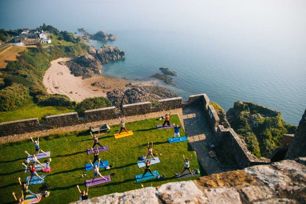Faire un cours de yoga pendant un séjour détente à Jersey. crédit photo : Clara Ferrand - blog Wildroad