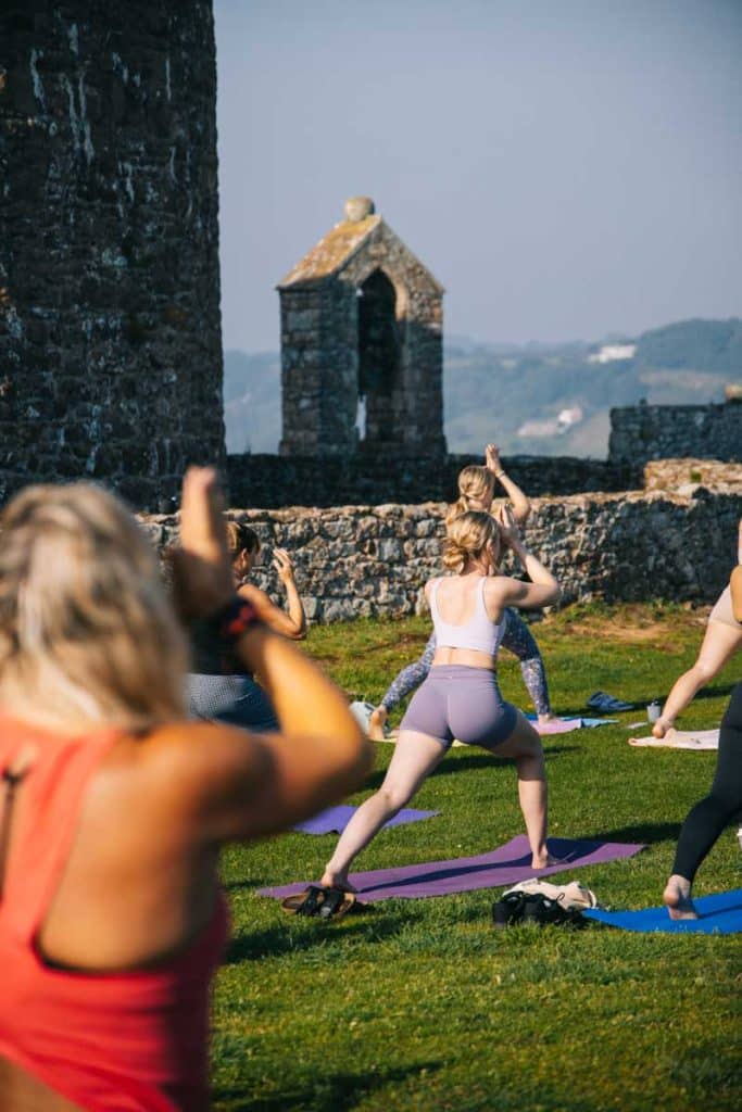 Cours de yoga dans l'enceinte du chateau de Mont-Orgueil. crédit photo : Clara Ferrand - blog Wildroad