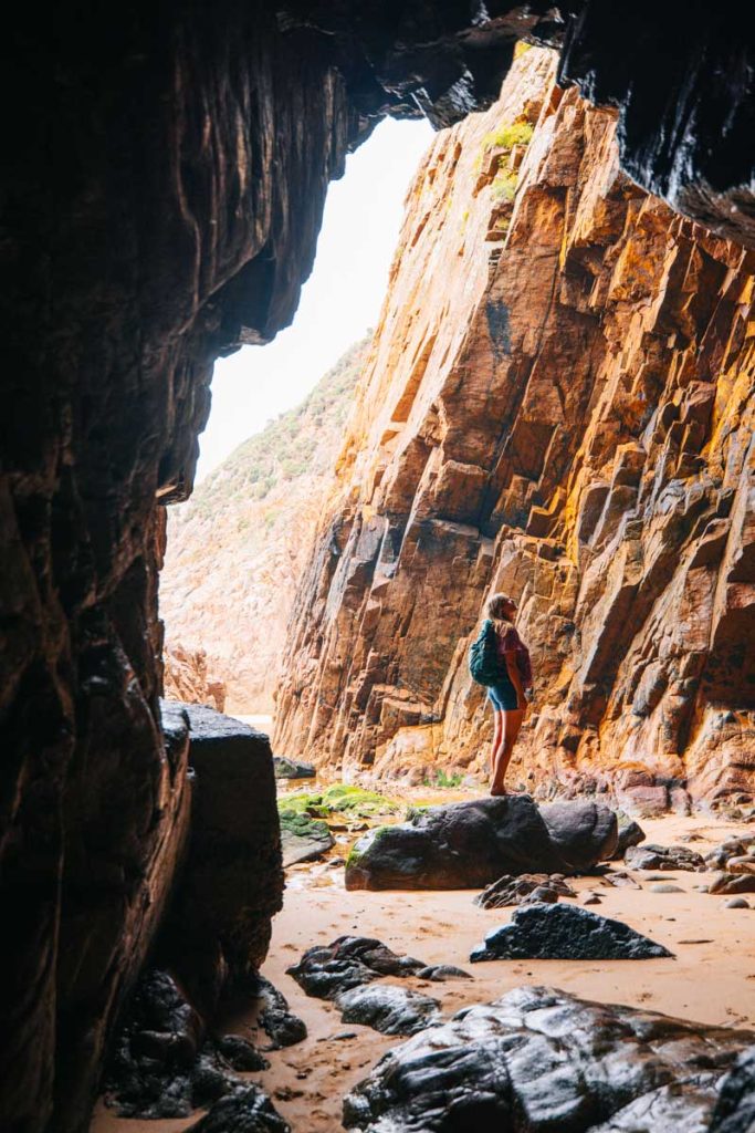 Les naturels caves de Piémont Beach. crédit photo : Clara Ferrand - blog Wildroad