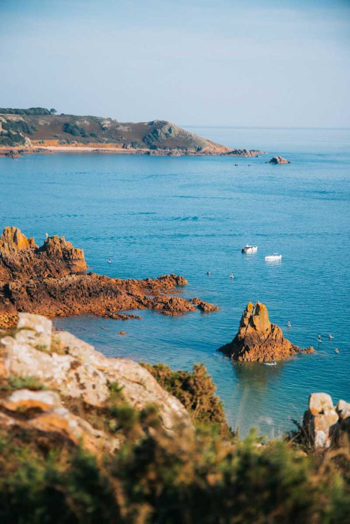 Le récif avec l'aileron de requin de Beauport beach. crédit photo : Clara Ferrand - blog Wildroad